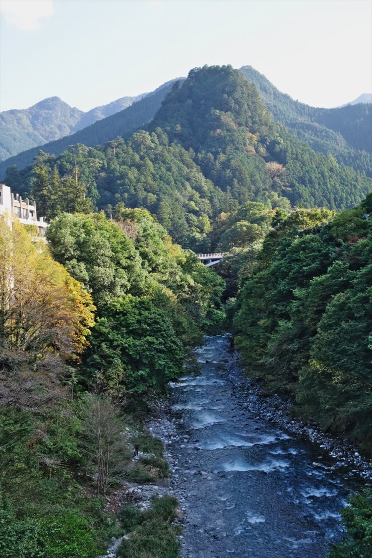 日原川に架かる北氷川橋から奥多摩のシンボル、愛宕山を望む。山頂手前に188段の石段あり。登る際は急斜面なので慎重に。