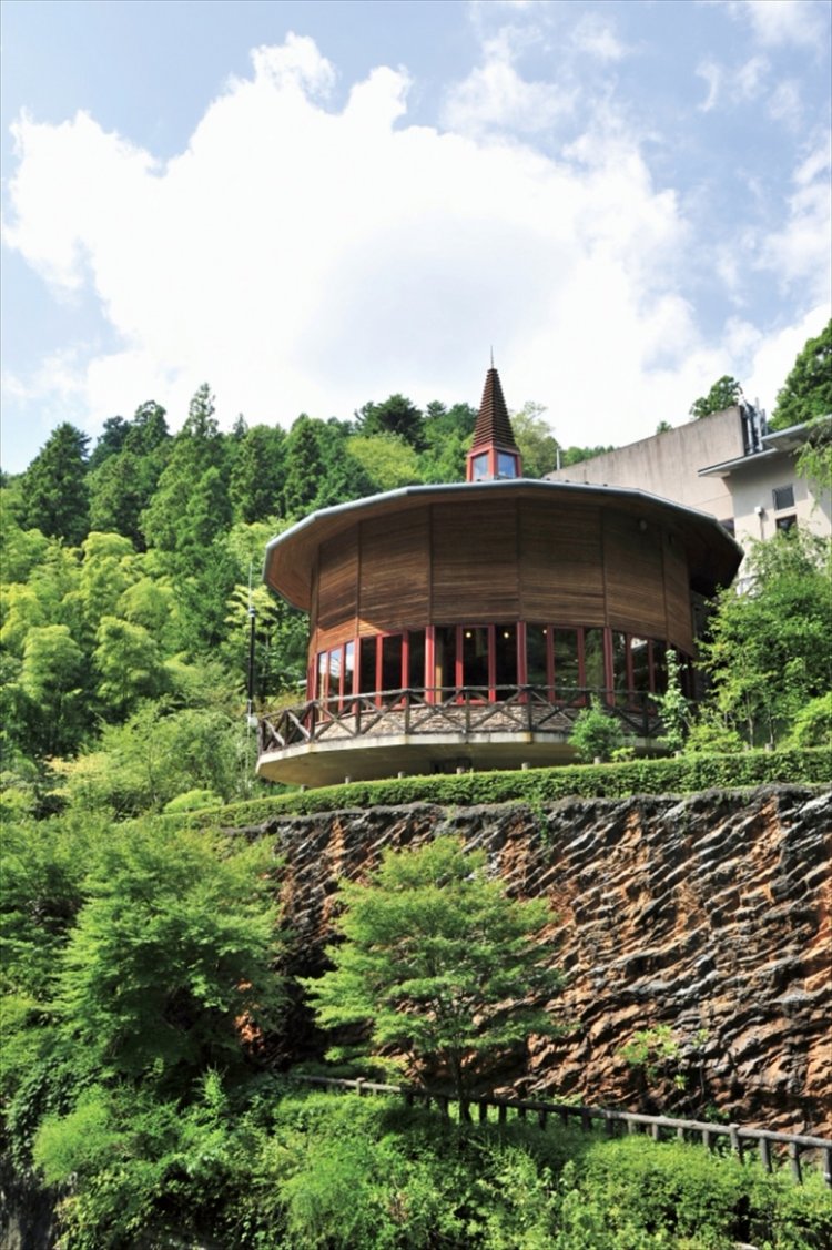 円形の建物はパノラマ展望レストラン。レストランのみの利用もできる。