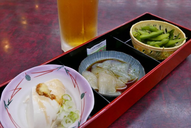 おつまみ3点がついた、ビールセット1000円で喉を潤す。