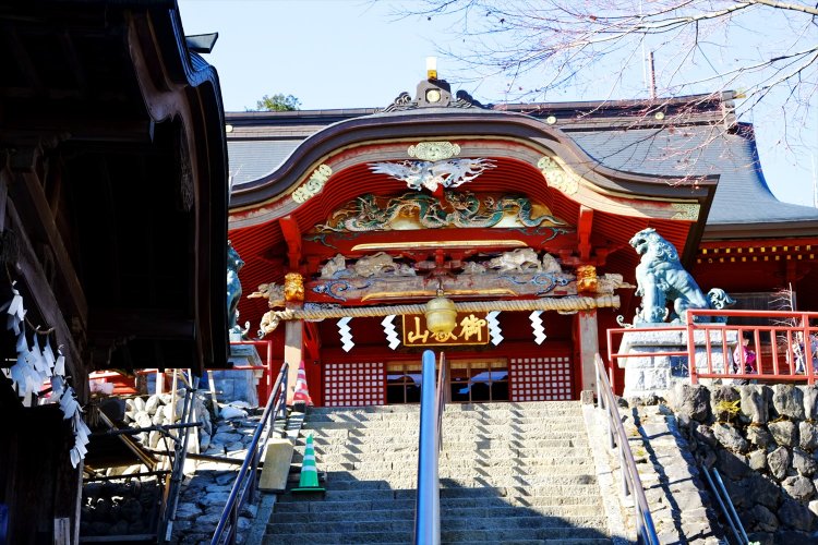 石段を登ると本殿。