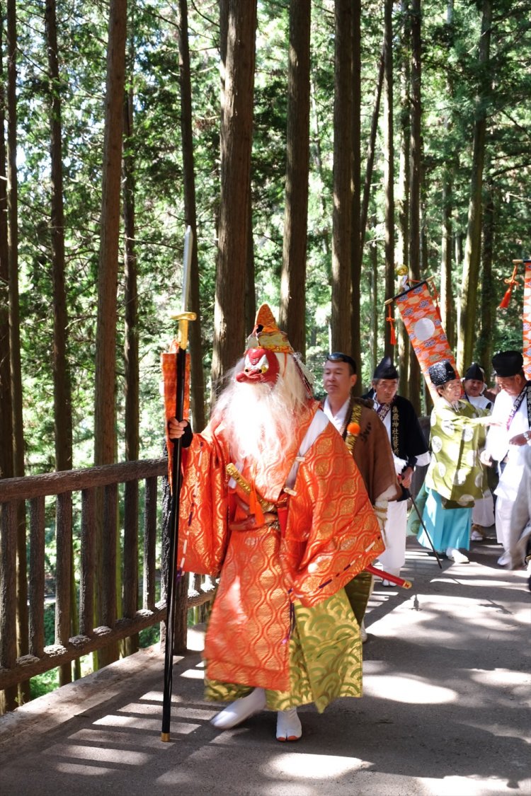 毎年5月8日に行われる日の出祭の行列。