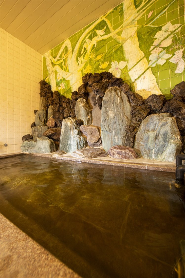 紅茶色の湯。女湯の壁には地元作家のイラストも。