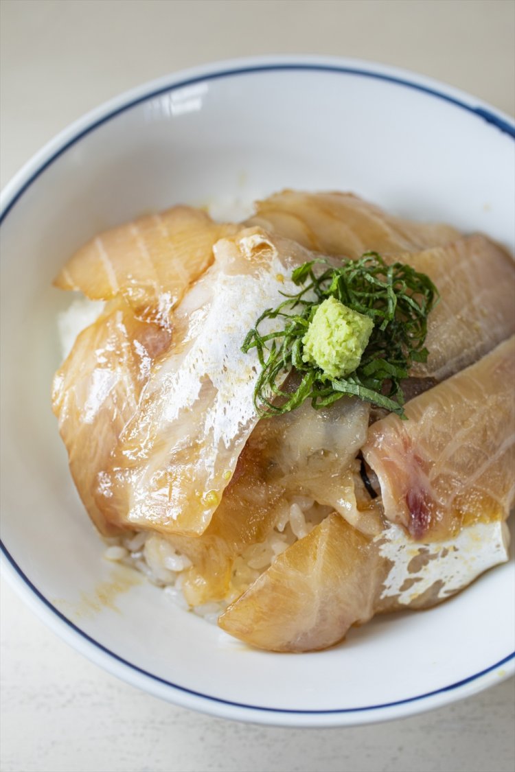 地魚漬け丼1000円はお新香とあら汁付き。