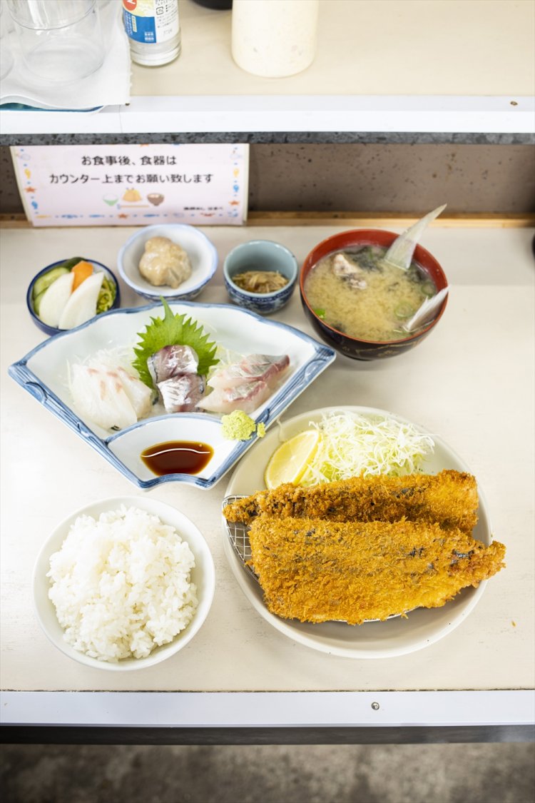 はまべ定食1800円。仕入れでサイズは違うが肉厚のアジフライ、刺し身3種、小鉢、あら汁が付く。