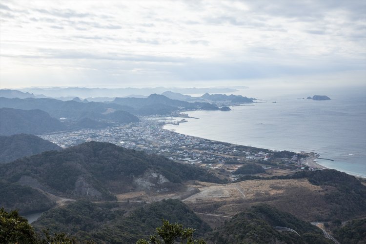 展望台から保田漁港を見下ろす。快晴時は富士山まで遠望！