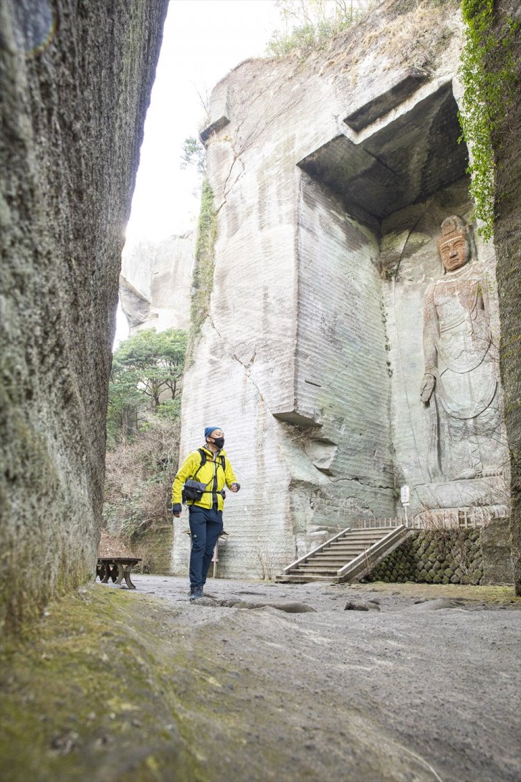 石切り場跡に6年の歳月をかけて彫られた百尺観音。高さ約30m。