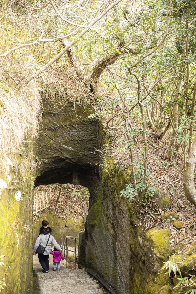 千五百羅漢道にある小さな石のトンネル、二天門。