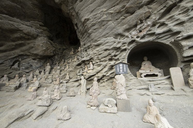 江戸時代の名工、大野甚五郎英令が門弟と石仏1553体を彫り上げた千五百羅漢道。