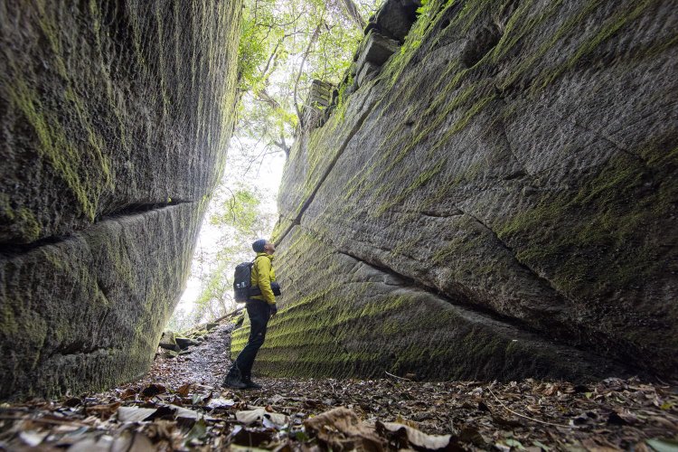 石を掘り進めると石切り場自体が下にくぼみ、周囲は岩壁に。その壁に開けた道が切り通し。