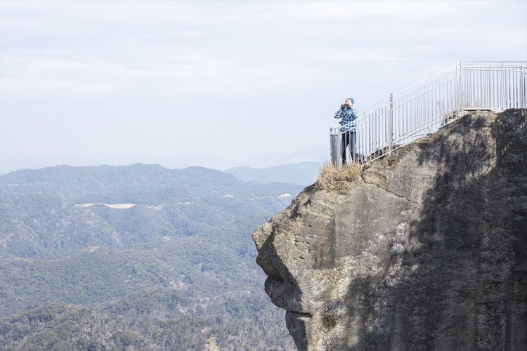 百尺観音の上に小さく突き出た地獄のぞき。高所恐怖症には怖いかも。