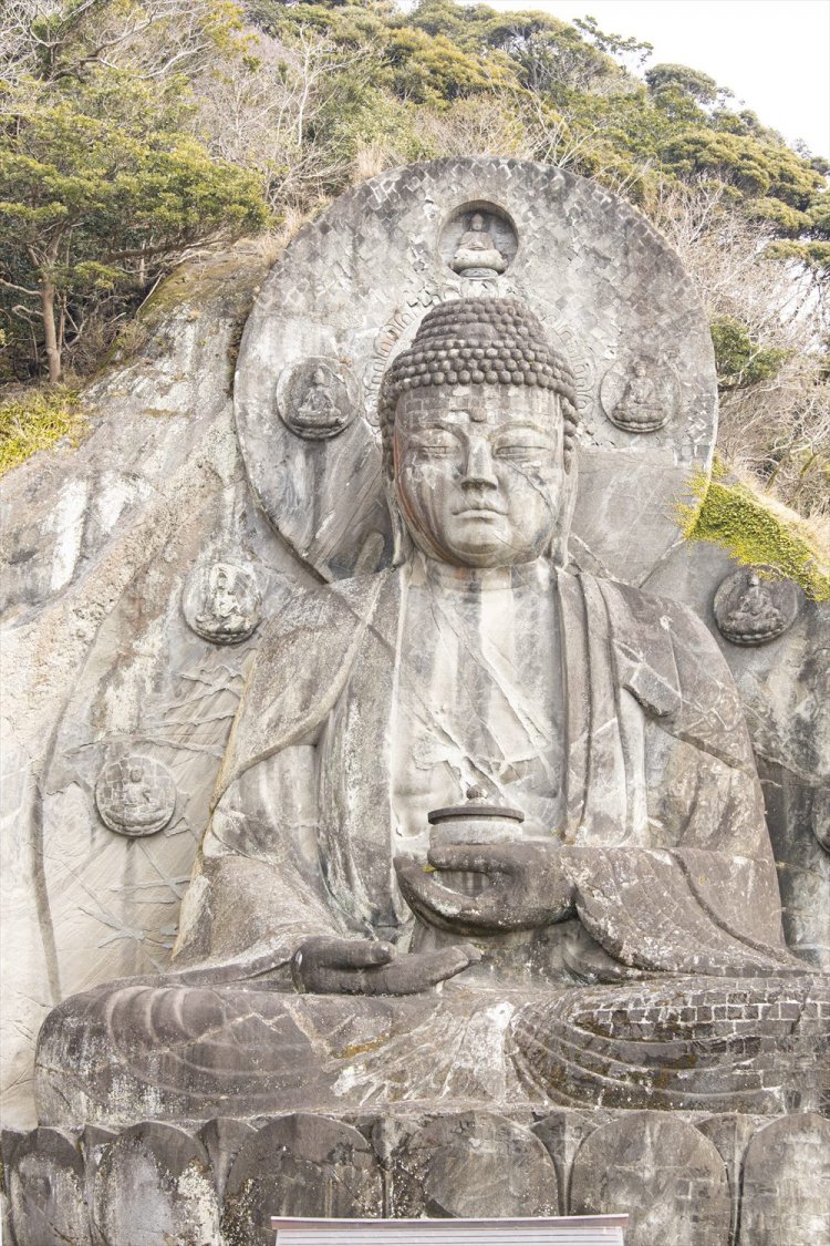 総高31.05m、膝幅16mの薬師瑠璃光如来は日本最大の大仏。1969年に現在の姿に修復。