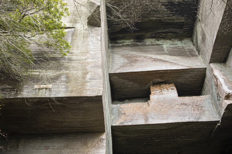 1958年にチェーンソーが導入されるまで、ツルハシで採石。石切り場跡にはツルハシの刻んだ斜めの模様が残る。