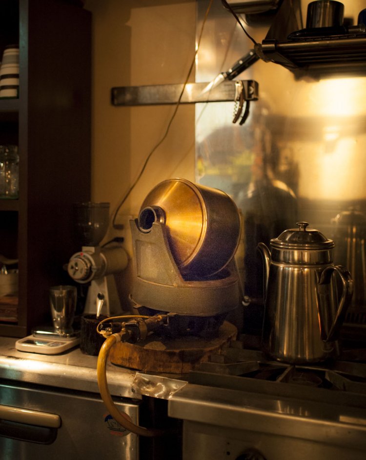 毎朝、手回しロースターで豆を煎る。