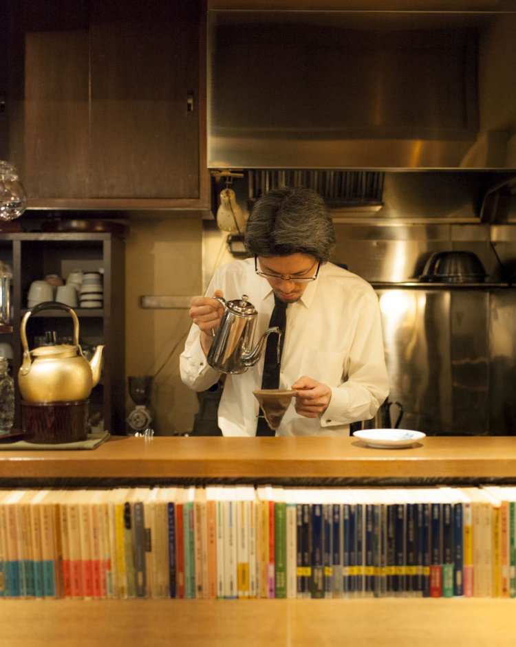 しずくを落としながらネルドリップで淹れる。