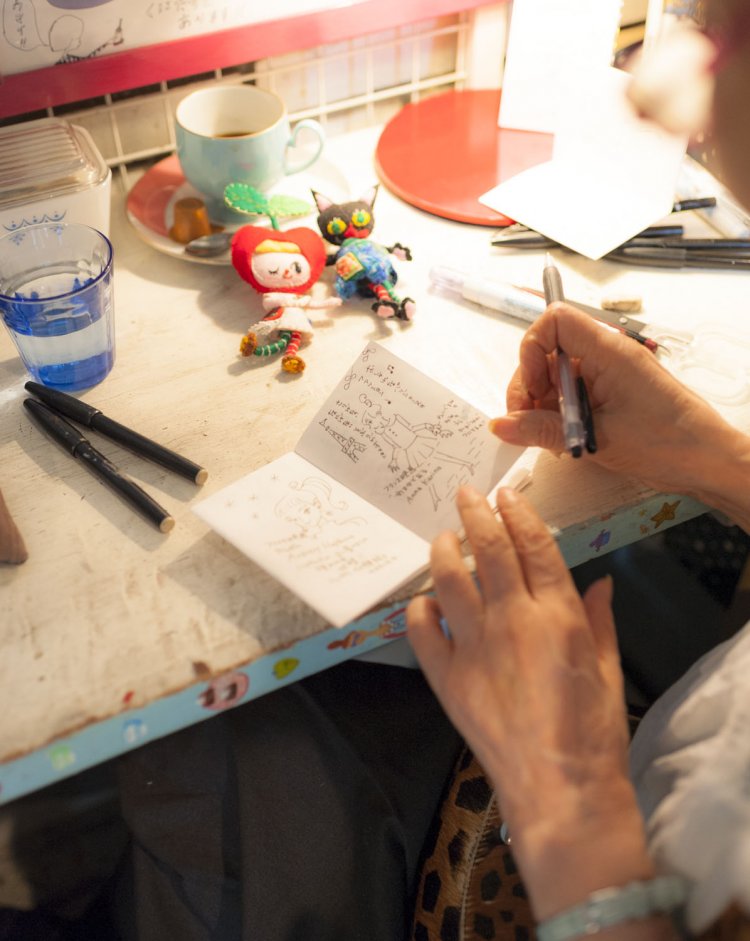 店内にイラストレーター・田村セツコさんの姿が。「ここは私の応接間なの」と、笑う。