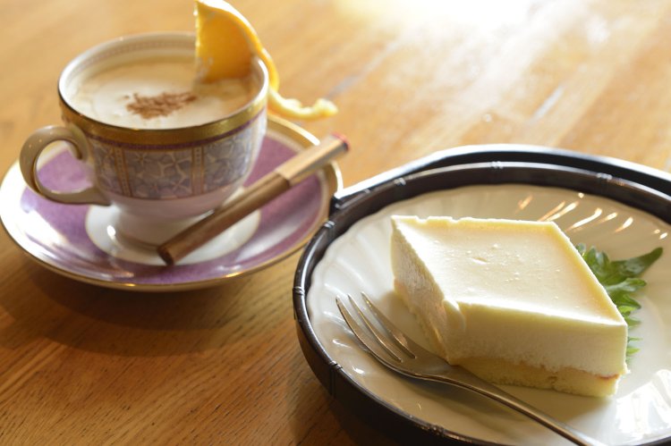 水出し珈琲を使用したカプチーノ528円、レアチーズトルテ385円（ケーキセットは50円引き）。
