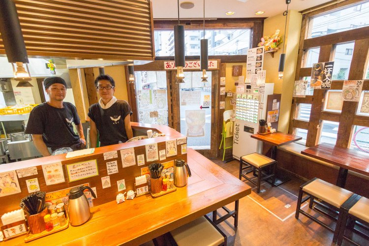 寡黙だがラーメンについては饒舌な店主（右）。
