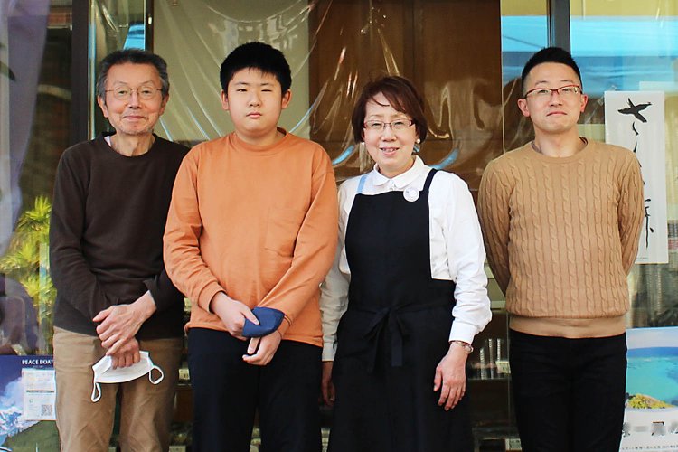 左から店主の阿部敏昭さん、孫の祐成さん、妻の恵子さん、息子の雅志さん。