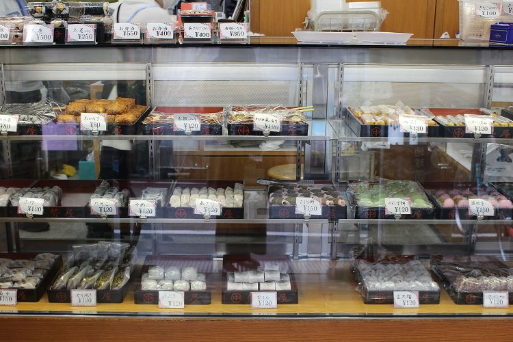 ２段目右手は季節の生菓子。春彼岸が過ぎると人気の柏餅が並ぶ。