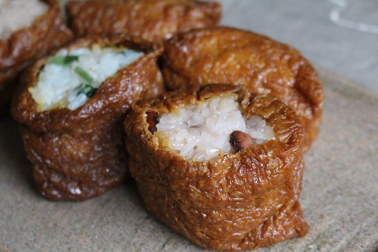 上から時計回りにおいなり80円、みやこがねもちを使う赤飯いなり120円、わさび菜いなり120円。寿司米も皮も甘いのが特徴だ。