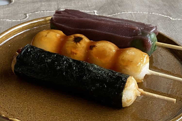 手前からこだわりの有明海苔を巻いたいそべ団子、焼団子、よもぎが豊かに香るあん団子各120円。