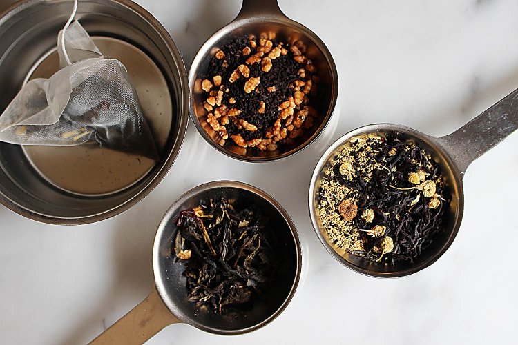 上から時計回りに焦がしキャラメル、りんごカモミール、ピーチジャスミン（いずれもティーバッグ7個入税抜450円）。