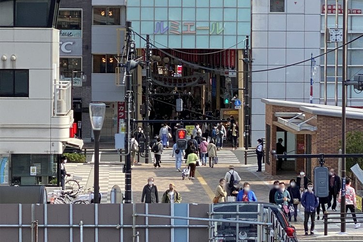 新小岩のシンボル的存在、ルミエール商店街を歩いて『伊勢屋』へ向かう。