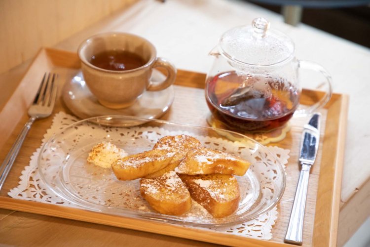 しっとりふわふわ。優しい甘さのフレンチトースト。アッサムティーはポットでサービス。