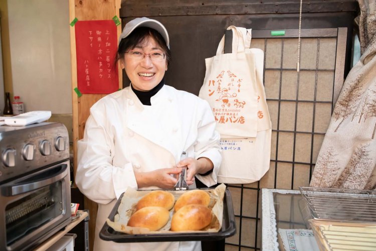 笑顔がまぶしい店主の紙田和代さん。