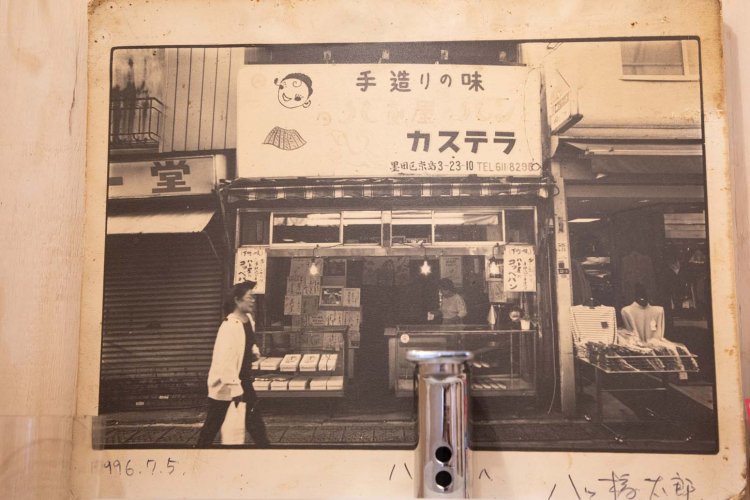リニューアル前のお店。ショーケースにパンとカステラが並ぶ素朴な作り。