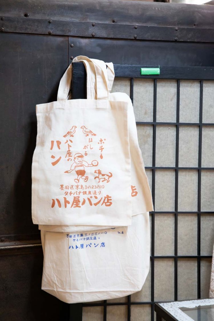 昔から使われていたイラストを生かしてトートバックを作成。