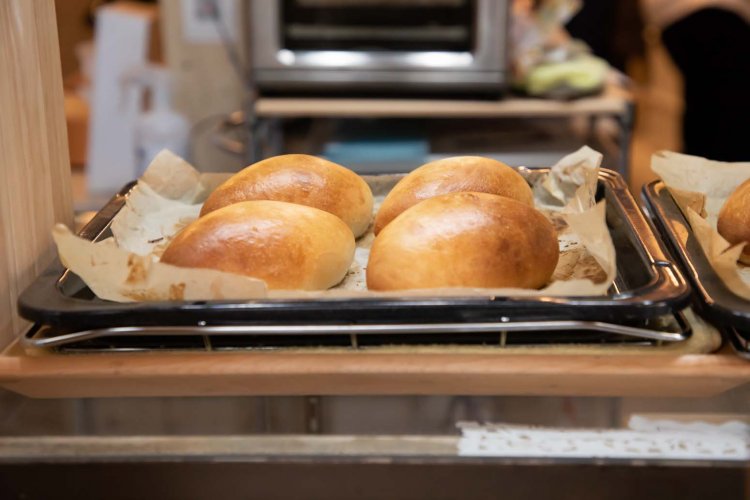 店内のベーカリーは常にフル回転。次々とパンを焼いていく。