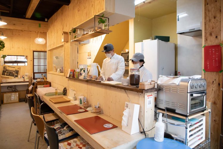 店内のカフェスペースはカウンター３席のみ。