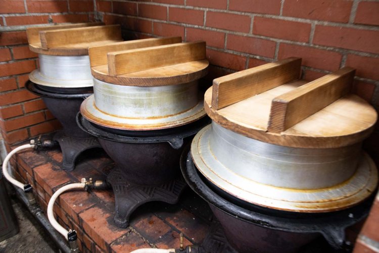 カウンターの脇から見える大きな羽釜。干瓢（かんぴょう）もここで炊いている。