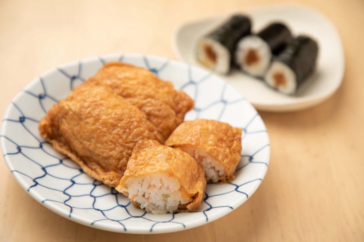 2月のいなり寿司はニンジン、レンコン、昆布などが入った五目いなり。