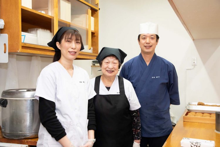 左から妹の森本美智代さん、お母さんの嶽本いな子さん、店主の嶽本さん。