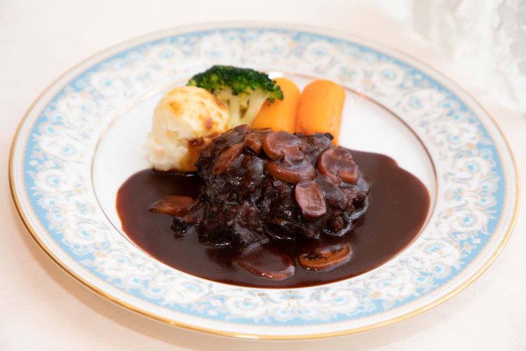 お皿や盛り付けも美しいビーフシチュー。