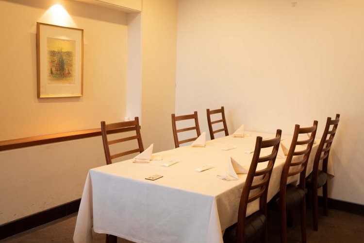 2階席には個室のように区切られスペースもある。