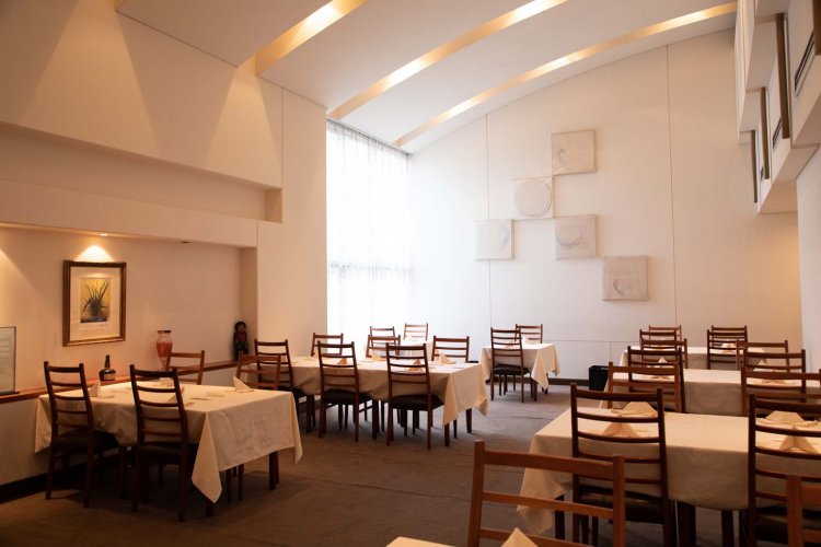 外光が入り、高級感がある2階席。SNS映えする写真が撮れる。