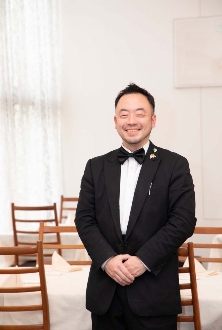 副支配人の岡田晃さん。ワインやハーブのエキスパートでもある。