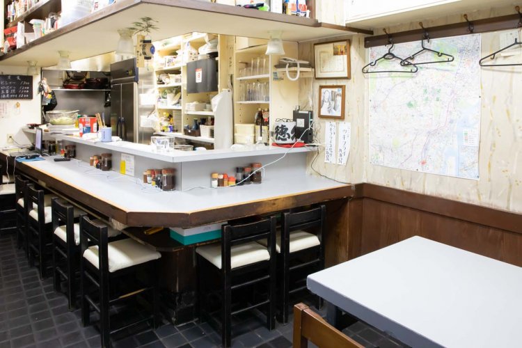 L字型のカウンター席と2卓のテーブル席の全12席。