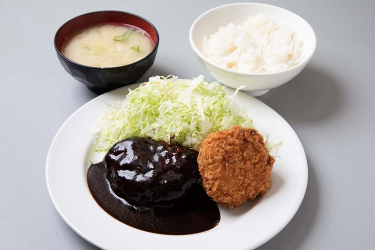 煮込みハンバーグとコロッケのハンバーグコロッケ950円。