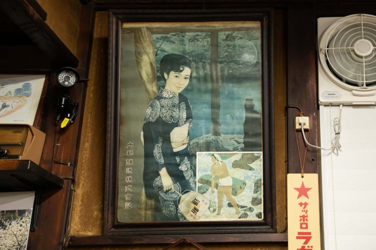 このレトロなポスターは復刻版ではなく、当時からある本物。