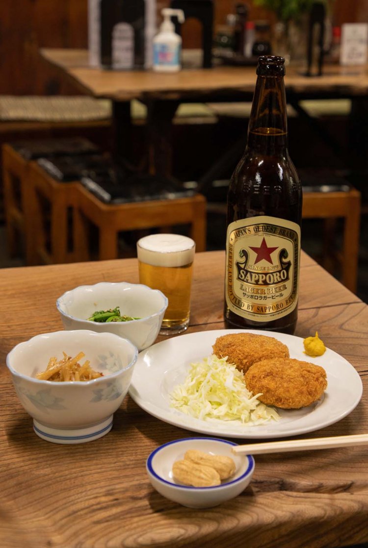 カレーコロッケは2つで360円、うどのキンピラ320円（手前）こごみ340円（奥）サッポロラガービール１本540円。