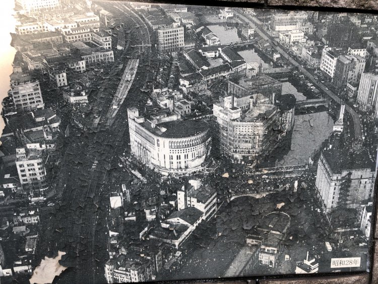 昭和28年の有楽町。数寄屋橋が架かる外堀は、現在、首都高速の高架と西銀座デパートに。また、外堀沿いの朝日新聞と日劇は、有楽町マリオンになっている。