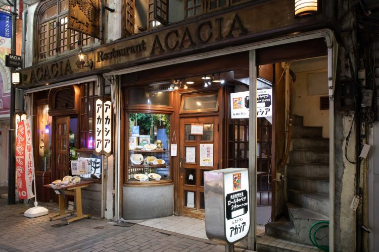 店名の由来は、初代の兄が満州で見たアカシアの木からだという。