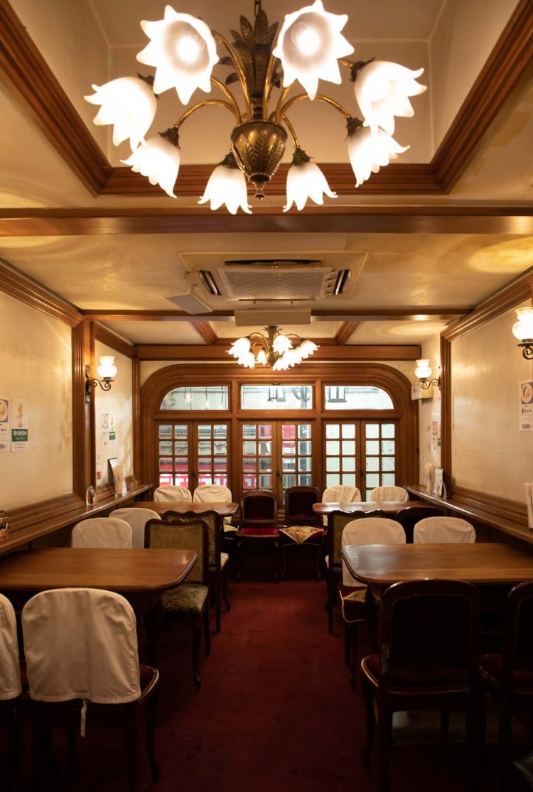 赤いビロードの絨毯や椅子、アンティーク調のランプが昭和レトロを感じさせる。