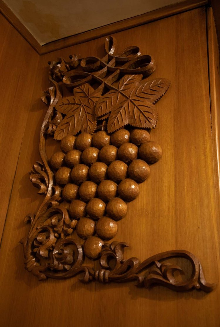 店内の壁や看板など、所々に葡萄の彫刻がある。