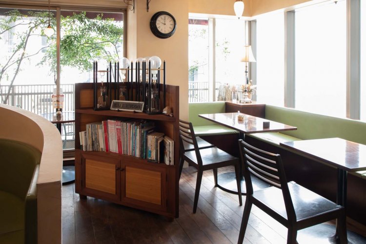 二面から外光が入る窓際席。