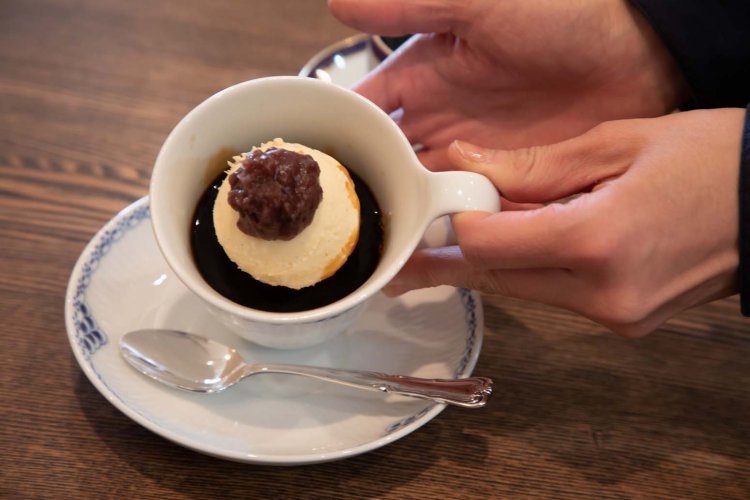 カップの中でゼリー状になる。まほうのコーヒーゼリー660円。